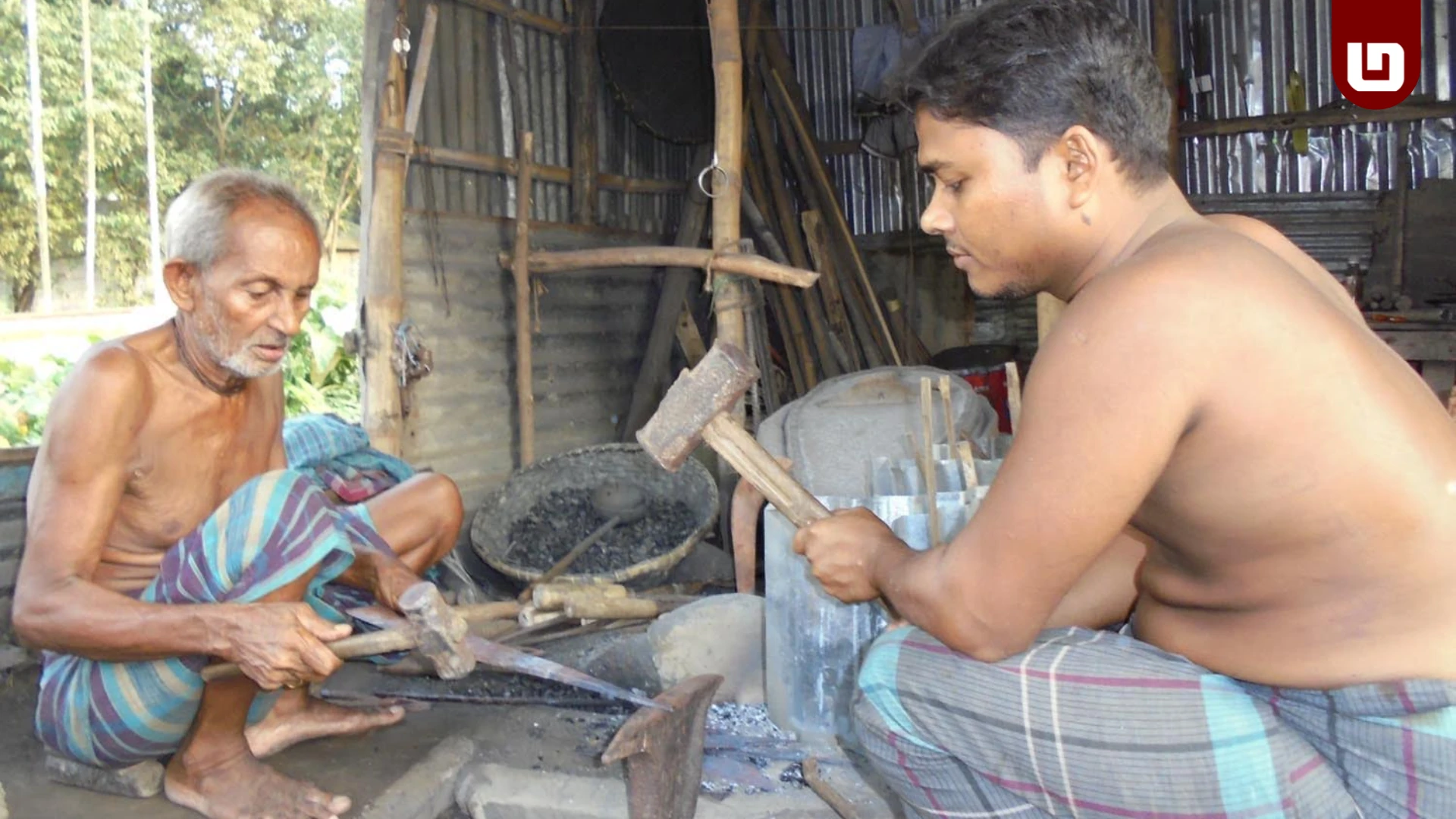 কুমিল্লায় কোরবানী ঈদকে সামনে রেখে কামার সম্প্রদায়ের ব্যস্ততা বাড়ছে