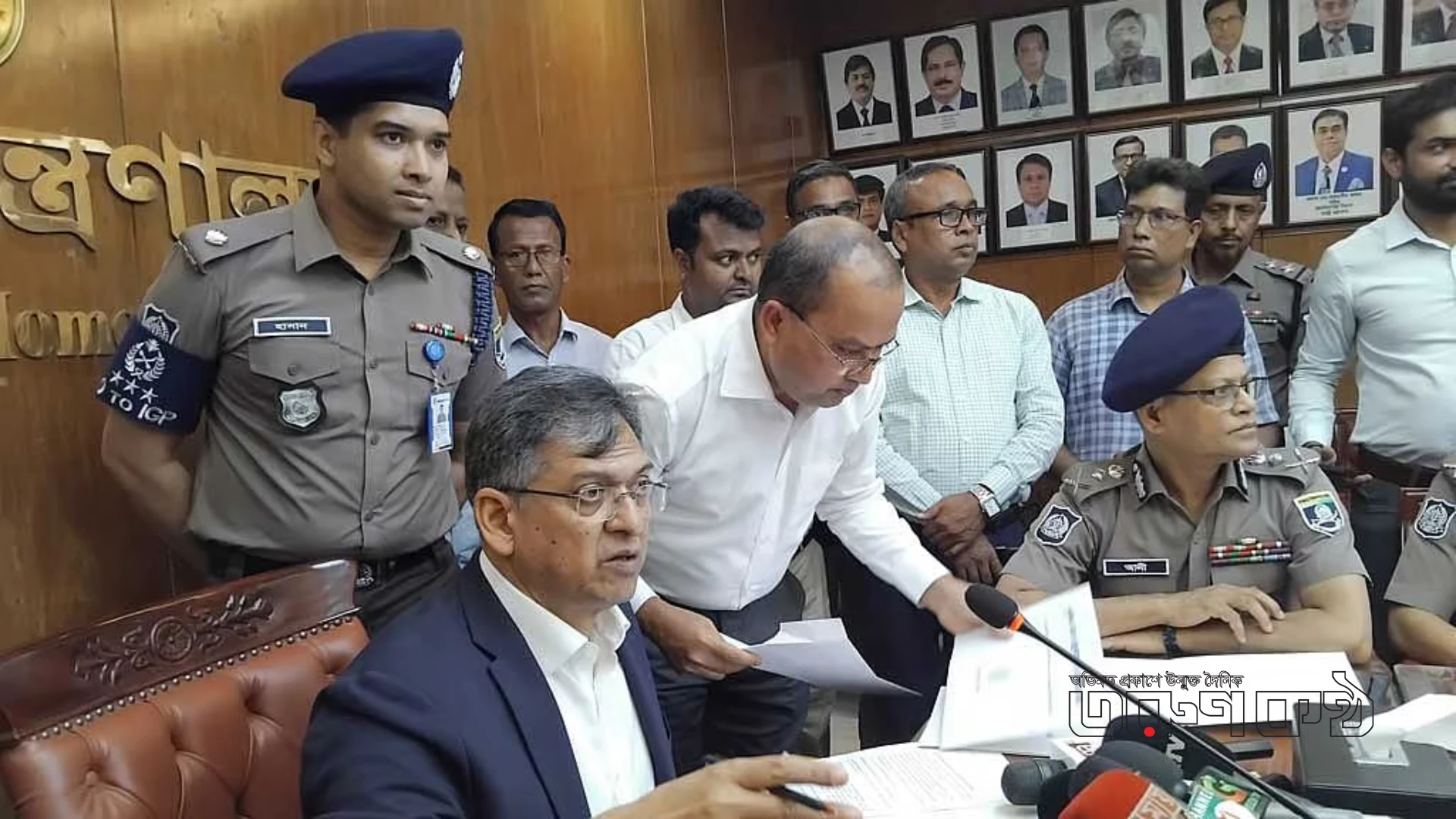গণঅভ্যুত্থানের পর পলাতক পুলিশ সদস্যদের বিরুদ্ধে ব্যবস্থা চলমান