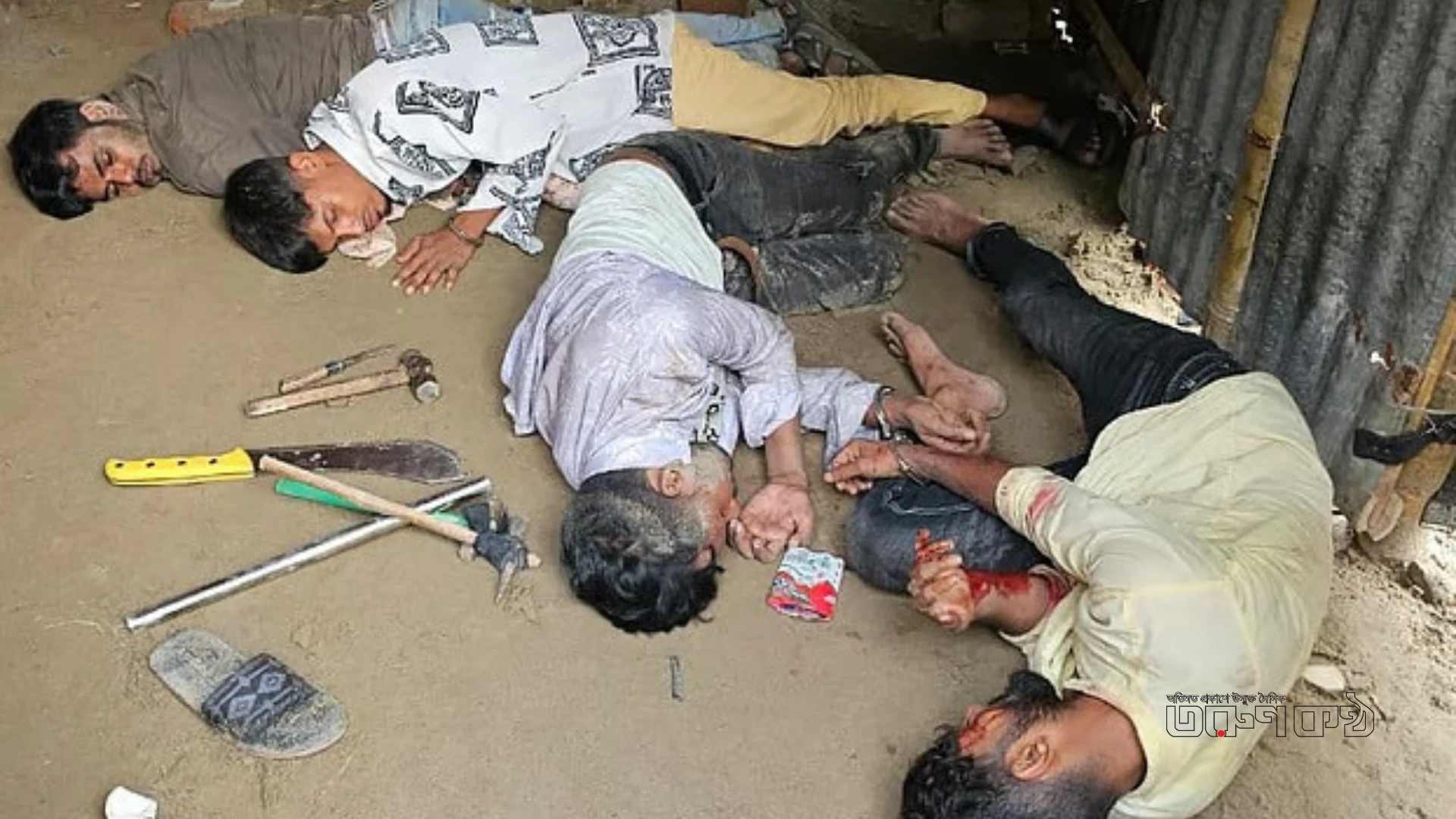 শেখেরটেকে ছিনতাইকারী ধরতে গিয়ে পুলিশের হামলা, গুলিতে দুইজন আহত