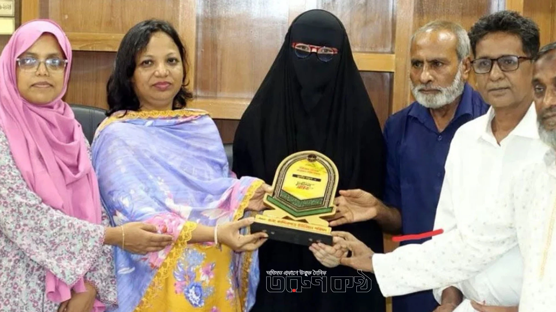 নতুন প্রজন্মের জন্য অনন্য দৃষ্টান্ত: ৮ মাসের প্রচেষ্টায় পুরো কুরআন লিখলেন সুরাইয়া