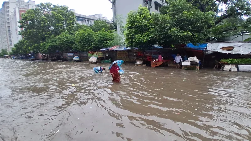 রাজধানীতে টানা বৃষ্টিতে জলাবদ্ধতা, চরম ভোগান্তি
