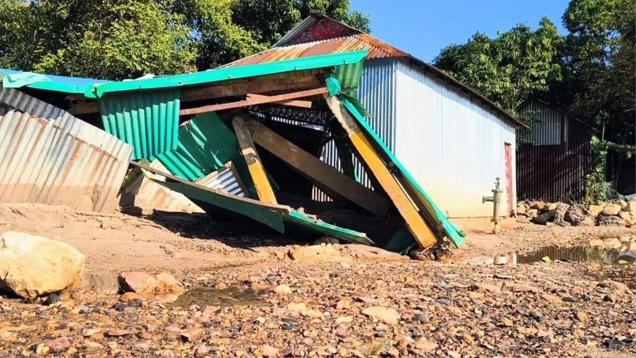 পাহাড়ি ঢলের তাণ্ডবে শতাধিক ঘরবাড়ি বিধ্বস্ত, চরম দুর্ভোগে সীমান্তবাসী