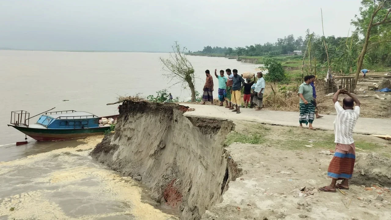 যমুনার ভাঙনে দিশেহারা চরগিরিশের শত শত পরিবার