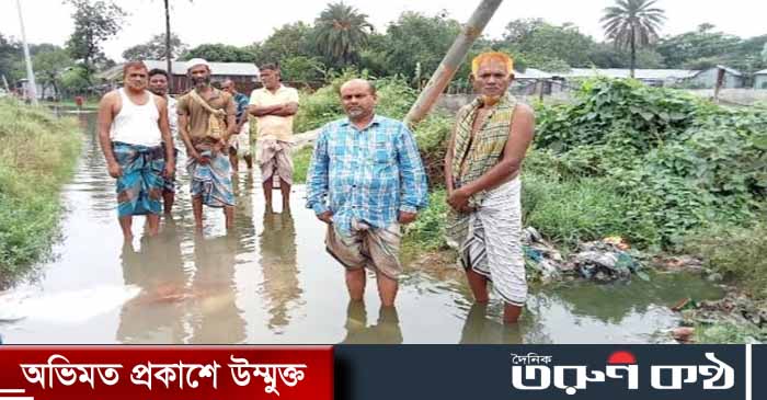 গাজীপুর সদর উপজেলায় জলাবদ্ধতার কারণে চরম ভোগান্তিতে পড়েছে একটি গ্রামের প্রায় কয়েক হাজার মানুষ।