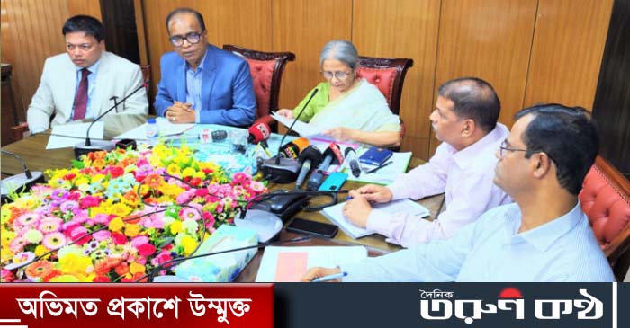 ‘মৎস্য ও প্রাণিসম্পদ খাতে ক্ষতির ১৫৯০ কোটি টাকা’ব্রিফিংয়ে মৎস্য ও প্রাণিসম্পদ উপদেষ্টা মিজ্ ফরিদা আখতারসহ অন্যরা।