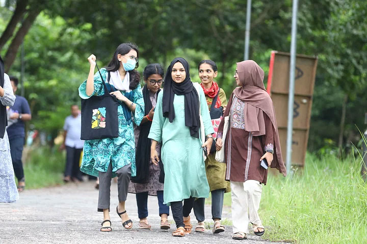 সিলেটে শিখো-প্রথম আলো কৃতী শিক্ষার্থী সংবর্ধনা অনুষ্ঠানে আসছে কৃতী শিক্ষার্থীরা। সিলেটের শাহজালাল বিজ্ঞান ও প্রযুক্তি বিশ্ববিদ্যালয় ক্যাম্পাসে