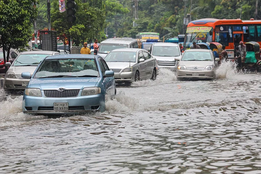 মতিঝিলে বৃষ্টির পানিতে ডুবেছে সড়ক। পানি মাড়িয়ে চলছে যানবাহন।