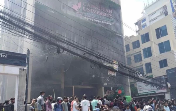 উত্তপ্ত রাজধানী: কানাডিয়ান ইউনিভার্সিটিতে আগুন, অবরুদ্ধ পুলিশদের হেলিকপ্টারে উদ্ধার