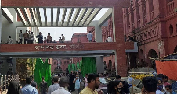 বাধা উপেক্ষা করে চট্টগ্রাম আদালত চত্বরে বিক্ষোভকারীরা