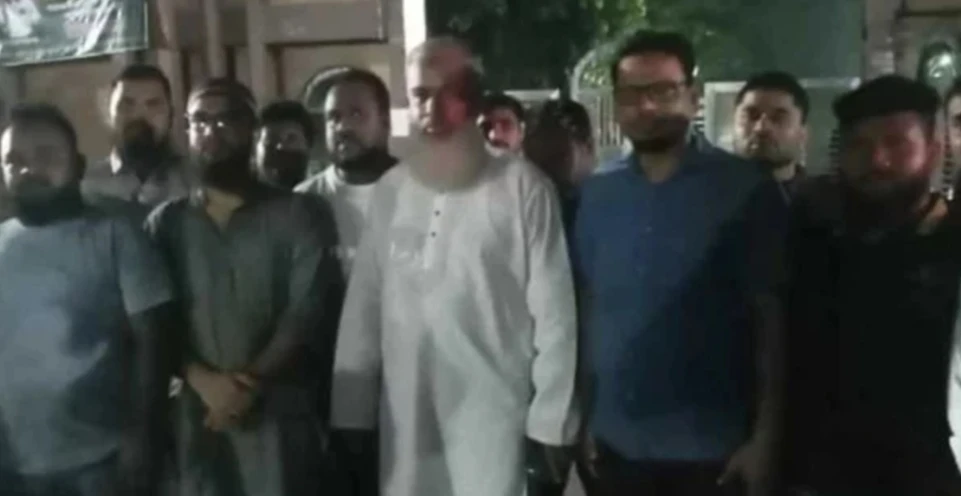 গভীর রাতে জাহাঙ্গীরনগর বিশ্ববিদ্যালয়ের প্রধান ফটকে জামায়াতের এমপি প্রার্থীর অবস্থান