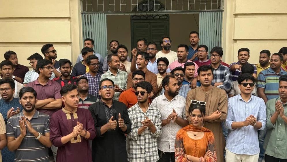 প্রশাসনের পদত্যাগের দাবিতে জবি ছাত্রদলের বিক্ষোভ