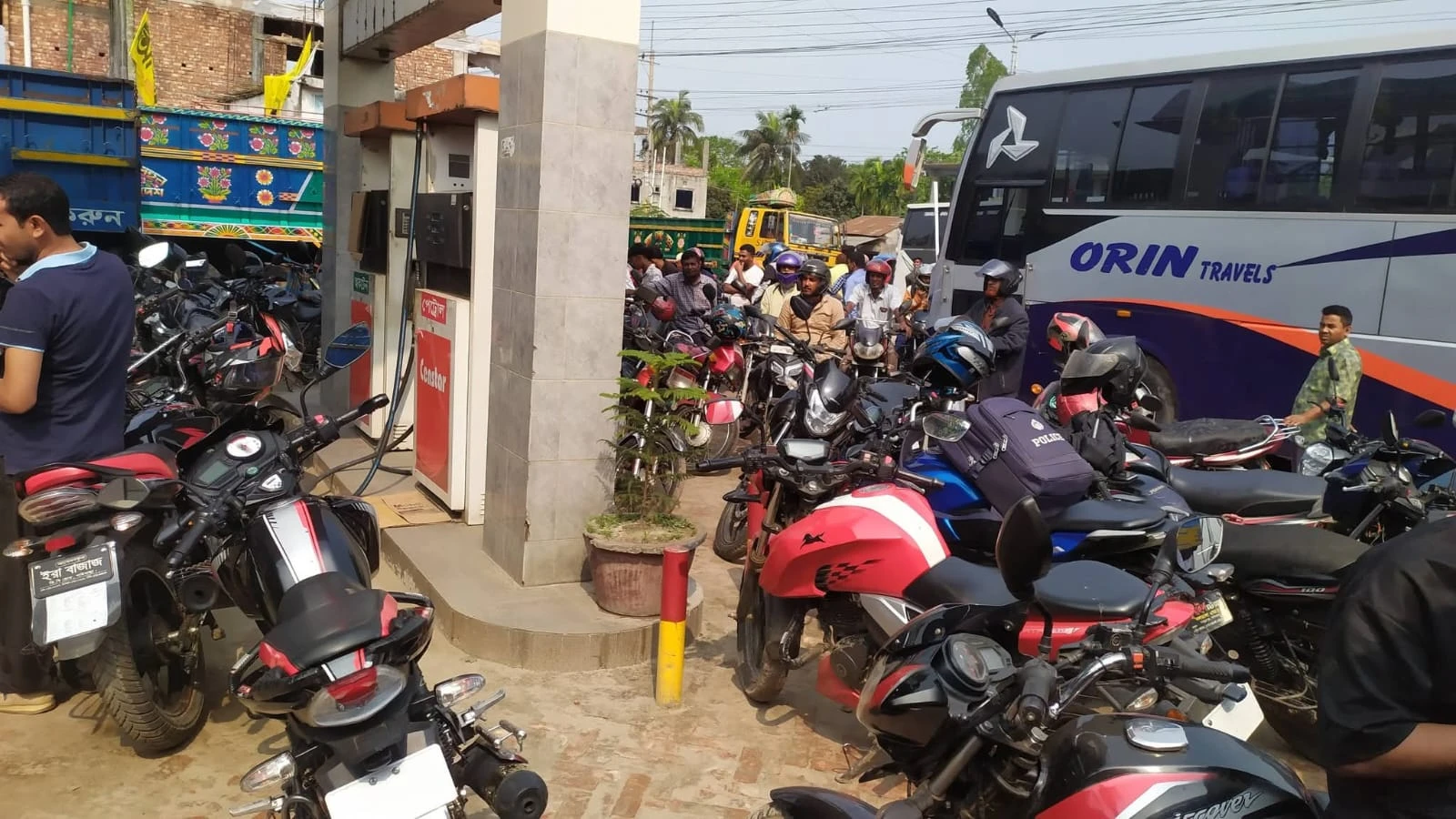 গাইবান্ধার পাম্পগুলোয় তেল নেই, বাজারে পেট্রোল ৩০০ টাকা!