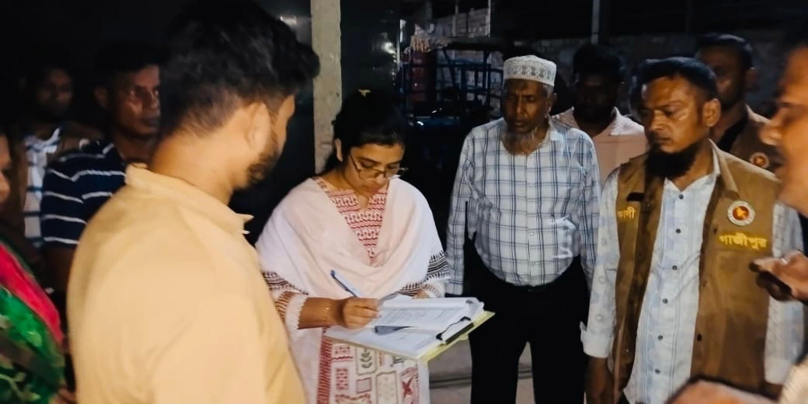 কালীগঞ্জে গ্যাস সিলিন্ডার মজুদ  ব্যবসায়ীকে দেড় লাখ টাকা জরিমানা