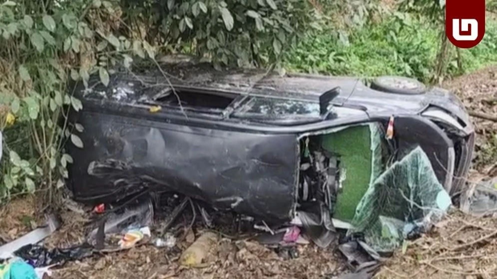 লোহাগাড়ায় বাসের ধাক্কায় খাদে মাইক্রোবাস, নিহত ৩