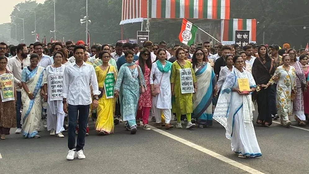 কেন্দ্র ও নির্বাচন কমিশনের বিরুদ্ধে কলকাতায় তৃণমূলের বিক্ষোভ মিছিল