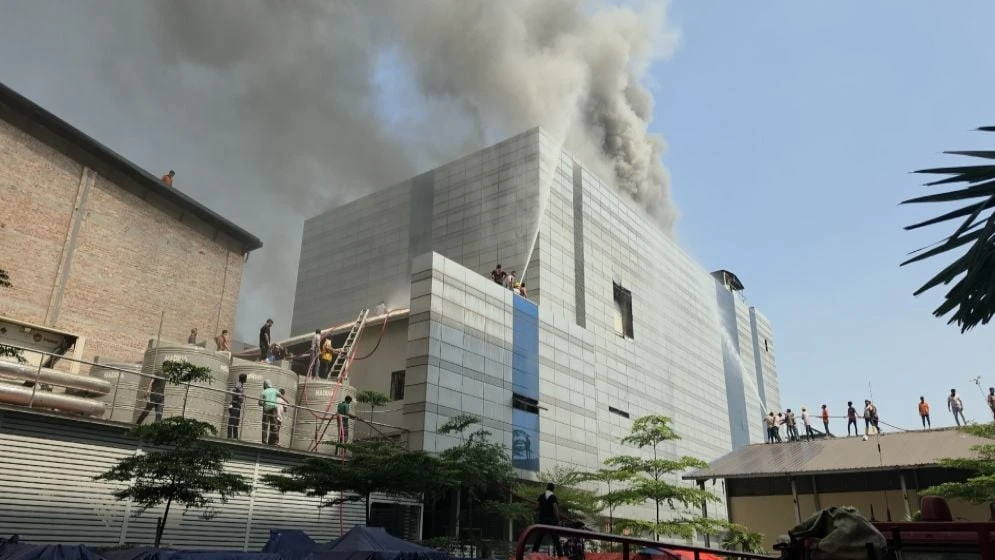 টঙ্গীতে ড্রাগ ইন্টারন্যাশনালের কারখানায় আগুন, নিয়ন্ত্রণে ২০ ইউনিট