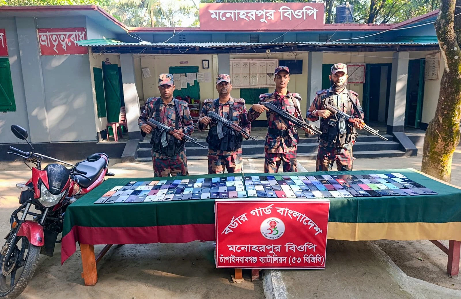 চাঁপাইনবাবগঞ্জ সীমান্তে ৪০ লাখ টাকার ভারতীয় মোবাইল ফোন ও বিড়ির পাতা-মসলা জব্দ