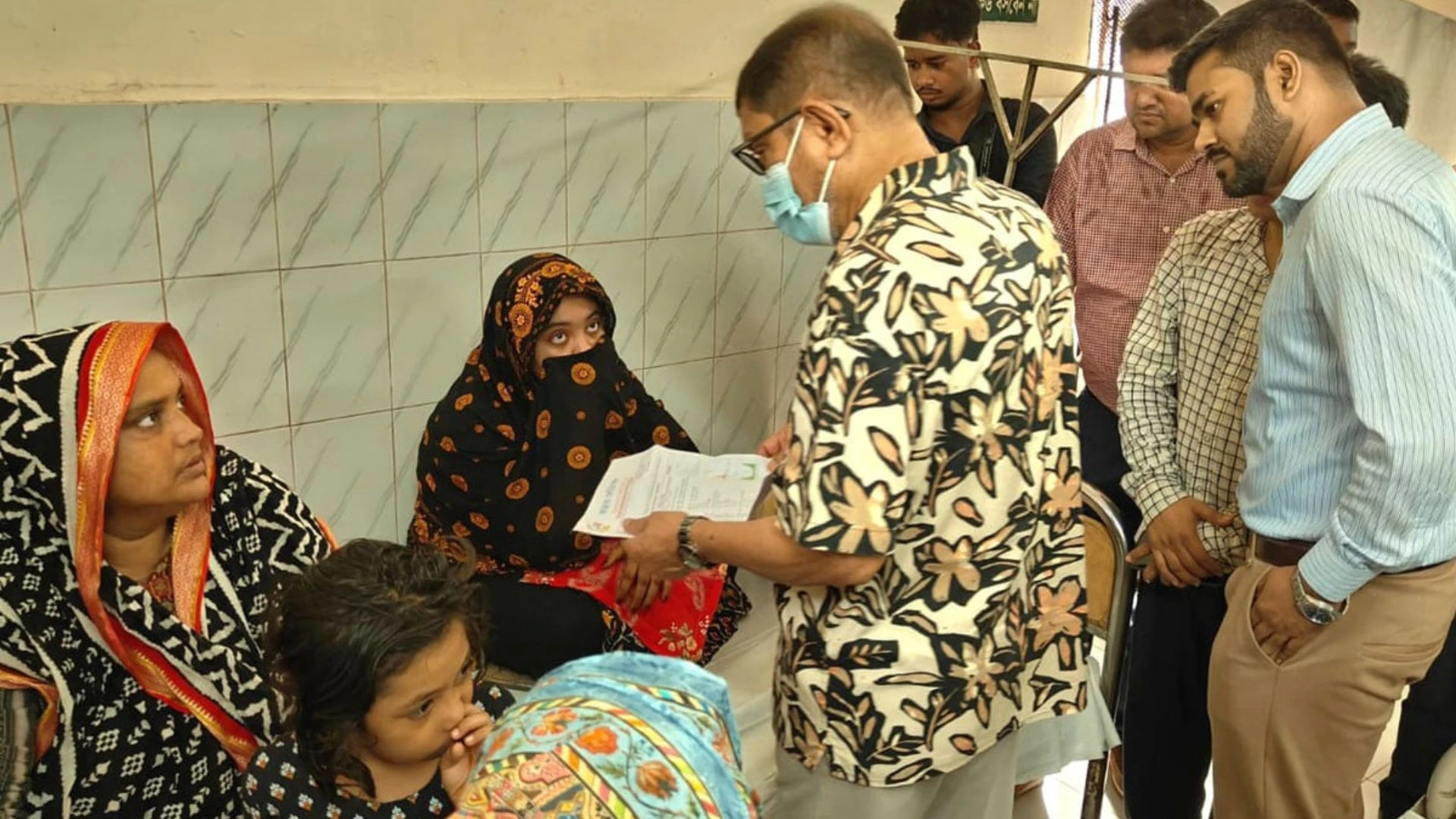 হঠাৎ উপজেলা স্বাস্থ্য কমপ্লেক্সে মন্ত্রী, পাঁচ চিকিৎসকের বিরুদ্ধে ব্যবস্থার নির্দেশ